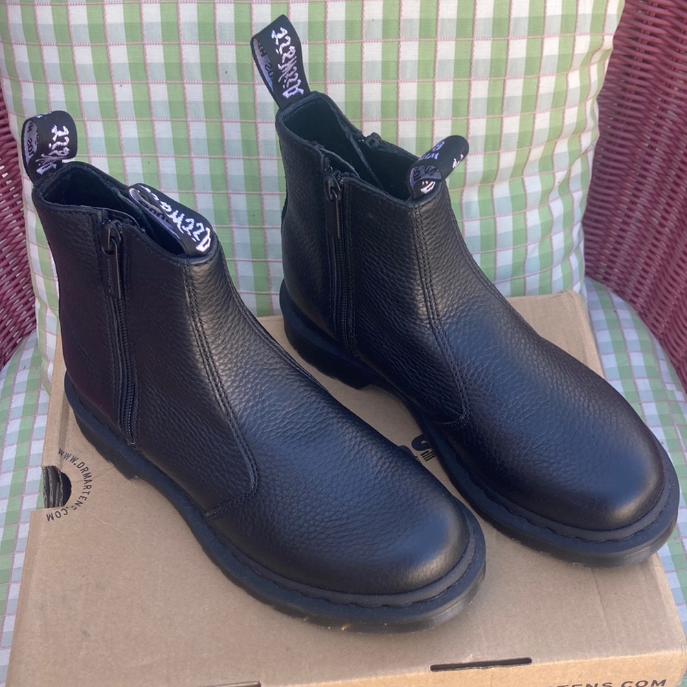 Dr. Martens 3976 w/ Zips. Size 6
